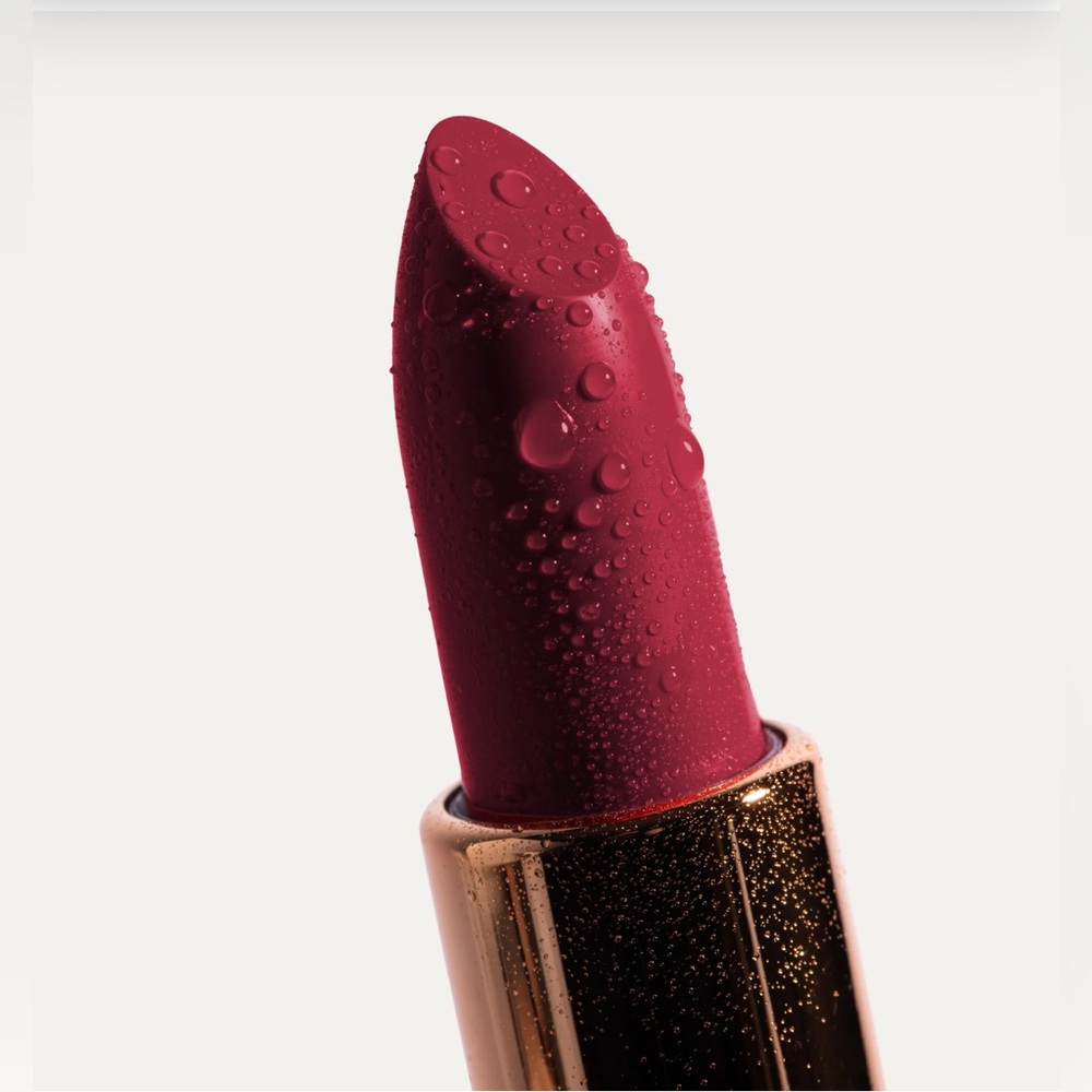 Yensa Super 8 VIBRANT SILK LIPSTICK in the colour Noble